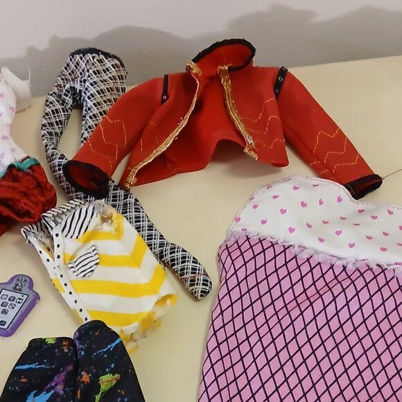 Assorted Monster High clothing and accessories - Picture 11 of 14